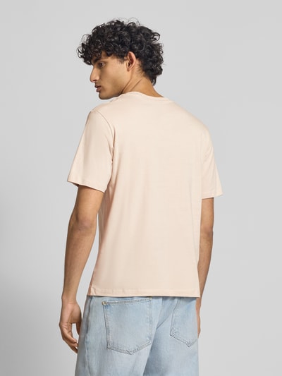 Männermodel trägt Herren T-Shirt mit Rundhalsausschnitt Modell 'HONOLULU' von Jack & Jones, Reine Baumwolle, Regular-Fit, Rückenlänge 68 cm, einfarbig, Ganzkörperansicht Rückansicht.