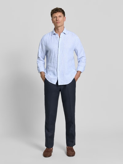 Männermodel trägt Regular Fit Business-Hemd aus Leinen mit Kentkragen von SEIDENSTICKER, blau-weiß gestreift, Knopfleiste, Sportmanschetten, abgerundeter Saum, Herren, Ganzkörperansicht von vorne, Kontext: Rückenlänge bei Größe 40 72 cm, Schulterbreite 45 cm, Ärmellänge 68 cm.