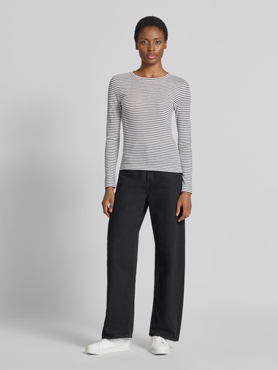 Vrouwenmodel draagt Slim Fit Longsleeve uit katoenmix van Rich & Royal, zwart-wit gestreept, glitterlook, ronde hals, Ganzkörperaanzicht van voren