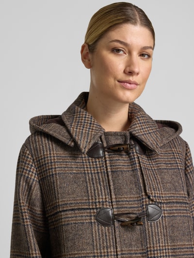 Frauenmodel trägt Regular Fit Dufflecoat aus reiner mieszanka wełny model 'MELODY' od Barbour, drobna krata w odcieniach brązu, Nahaufnahme Oberkörper.