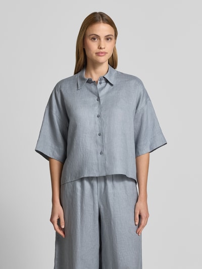 Vrouwenmodel draagt Boxy Fit linnen blouse model 'YARIKA' van Drykorn, zuiver linnen, overhemdkraag, 1/2-mouwen, voorkant volledig lichaam.