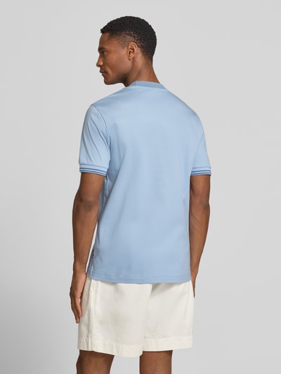 Mannelijk model draagt Slim Fit T-Shirt uit pure katoen Model 'H-TESSLER 238' van BOSS, effen lichtblauw met contrasterende naden, korte mouw, ronde hals, rugaanzicht, context: heren T-shirt, slim fit, pure katoen.