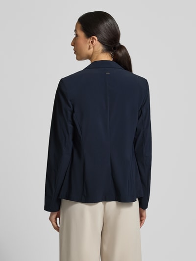 Kobiece modelka nosi Slim Fit Blazer mit Knopfverschluss von WHITE LABEL, mieszanka materiałów z dodatkiem streczu, krój slim fit, kołnierz z połami, zapięcie na guzik, wpuszczane kieszenie, długość tyłu w rozmiarze 36: 61 cm, szerokość w rozmiarze 36: 50 cm, długość rękawów w rozmiarze 36: 61 cm, granatowy, gładka tekstura, widok całej sylwetki od tyłu.