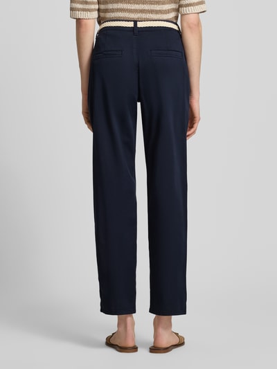 Frauenmodel trägt Regular Fit Chino aus Baumwoll-Mix von s.Oliver RED LABEL, Optik: Unifarben, Twill, Ganzkörperansicht Rückansicht.