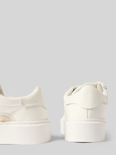 Produktfoto, Sneaker aus echtem Leder Modell 'L’ÉQUIPE' von RETERNITY, weißes Leder, abgerundete Form, Schnürverschluss, Absatzhöhe 5 cm, Schafthöhe 7 cm, Szerokość w rozmiarze 44: 9 cm, fakturierte Textur