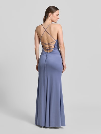Vrouwenmodel draagt Slim Fit Abendkleid met ruches van Laona in lila met maxilengte, mouwloos design, rugriem, ruglengte 150 cm, bustebreedte 40 cm. Ganzkörperansicht Rückansicht.