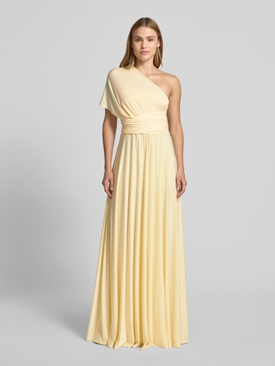 Frauenmodel trägt Abendkleid mit rückseitiger Bindung und V-Ausschnitt von Rose Avenue, Taillierter Schnitt, Maxikleid, Drapierungen, Ganzkörperansicht von vorne.