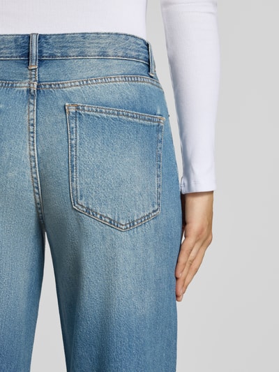 Frauenmodel trägt Loose Fit Jeans aus reiner Baumwolle Modell 'TOLEDO' von ONLY, Damen Wide & Loose Fit Jeans, Detailaufnahme Rückansicht.