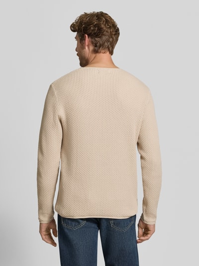 Männermodel trägt gebreide pullover met structuurpatroon Model 'BLUMASON' van JACK & JONES premium, puur katoen, recht model, labelpatch, ruglengte maat M 68 cm, mouwlengte maat M 66 cm, rugaanzicht