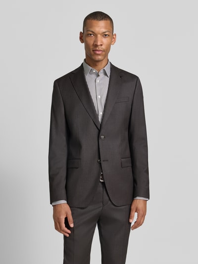Männermodel trägt Slim Fit 2-Knopf-Sakko mit Pattentaschen Modell 'Move Alesso' von DIGEL, Schurwoll-Elasthan-Mix, Reverskragen, Ganzkörperansicht von vorne. Rückenlänge bei Größe 50: 74 cm, Schulterbreite: 46 cm, Ärmellänge: 67 cm.