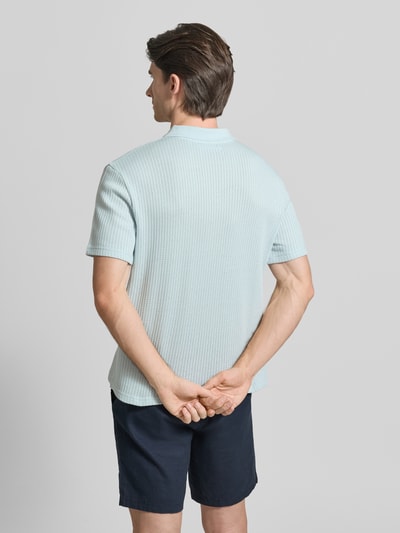 Męski model nosi Regular Fit Poloshirt aus Baumwolle Modell 'JASE' od Samsøe Samsøe w jasnoniebieskim kolorze, bawełna, krój regular fit, widok całej sylwetki z tyłu.