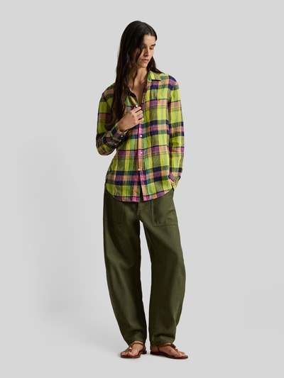 Frauenmodel trägt Regular Fit Hemdbluse aus reinem Leinen von Polo Ralph Lauren mit kariertem Allover-Muster, Hemdkragen, Logo-Stitching, einreihiger Knopfleiste und langen Ärmeln aus Leinen, Ganzkörperansicht von vorne.