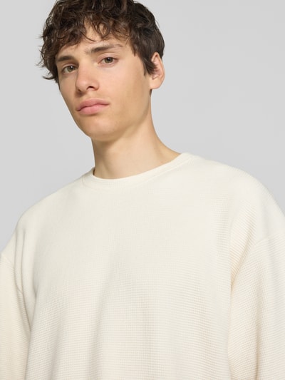 Männermodel trägt T-Shirt mit Strukturmuster und Rundhalsausschnitt Modell 'PETER' von Redefined Rebel im Baumwoll-Mix, Relaxed-Fit, Nahaufnahme Oberkörper.