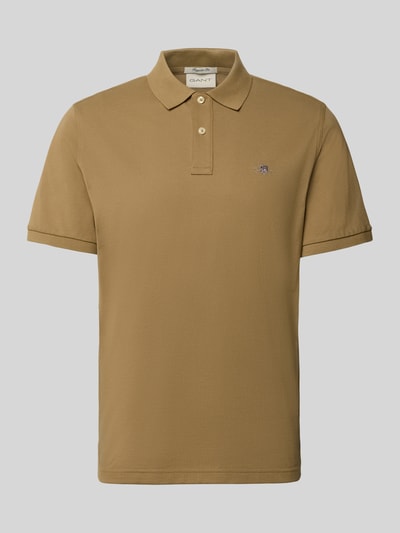 Produktfoto, Regular Fit Poloshirt aus reiner Baumwolle von GANT in einfarbigem Braun, klassische Form, feine glatte Textur.