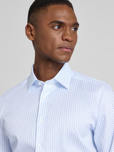 Mannelijk model draagt Slim Fit Businesshemd aus Baumwoll-Mix mit Kentkragen van OLYMP, lichtblauw met fijne print, close-up bovenlichaam. Elastische katoenmix, sportmanchetten, volledige knoopsluiting, context: heren businesshemd, lange mouwen.
