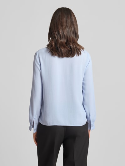 Frauenmodel trägt Regular Fit Bluse mit Brusttaschen von Marc Cain in Hellblau, langärmelig, glatte Textur, Ganzkörperansicht Rückansicht.