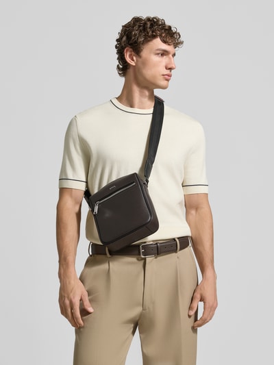 Männermodel trägt Reporter-Tasche aus genarbtem Leder Modell 'DAXTER_NS zip' von BOSS, Optik: Unifarben, Nahaufnahme Oberkörper.