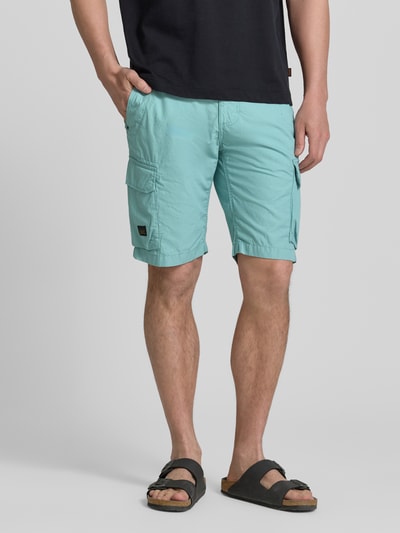 Männermodel trägt Bermudas mit Cargotaschen van camel active in turquoise, regular fit, zuivere katoen, cargozakken, zijaanzicht, Nahaufnahme Oberkörper