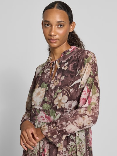 Vrouwenmodel draagt knielang dames jurk met all-over look, chiffon, druppelvormige hals, Model 'Ar44inaa' van ZABAIONE, Nahaufnahme Oberkörper.