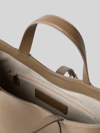 Produktfoto, Handtasche aus echtem Leder mit Logo-Detail Modell 'Goccia' von FURLA in Taupe, Magnetverschluss, Innenfach, strukturierte Oberfläche, verstellbarer Schulterriemen, Abmessungen 31x22x11 cm, Schulterriemen 26 cm, elegante Form und hochwertige Verarbeitung