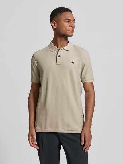 Männermodel trägt Regular Fit Poloshirt mit Logo-Stitching Modell 'Performance' von Lerros in Beige, Struktur aus Baumwoll-Mix, kurzärmelig, Ganzkörperansicht von vorne.