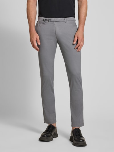Männermodel trägt Slim Fit Chino aus Baumwoll-Mix von bugatti in Grau mit Seitentaschen, Knopf- und Reißverschluss, Ganzkörperansicht von vorne.