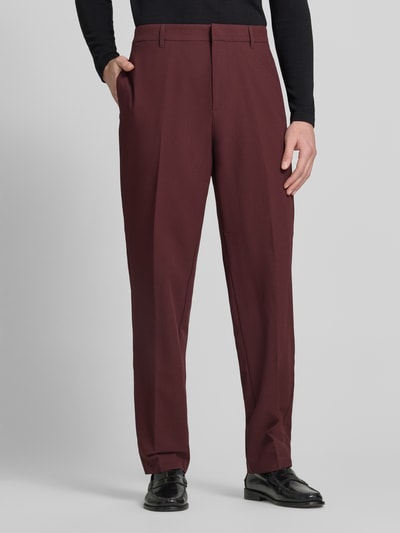 Männermodel trägt Anzughose mit Eingrifftaschen von Emporio Armani in Dunkelrot, Material-Mix mit Stretch-Anteil, Regular-Fit, fein strukturiert, Ganzkörperansicht von vorne.