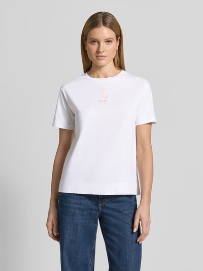 Frauenmodel trägt T-Shirt mit Rundhalsausschnitt und Stitching Modell 'Tino' von JOOP!, reine Baumwolle, Weiß, Regular Fit, Ganzkörperansicht von vorne.