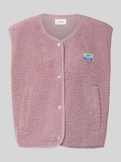 Produktfoto, Relaxed Fit Weste aus Teddyfell Modell 'Hoktown' von American Vintage in Rosa mit Logo-Patch und Knopfleiste, weiche Textur