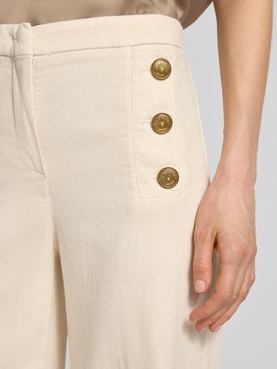 Vrouwenmodel draagt Wide Leg Hose met Bügelfalten Modell 'Bridget' van SEDUCTIVE, katoenmix met linnen, detailopname zijkant.