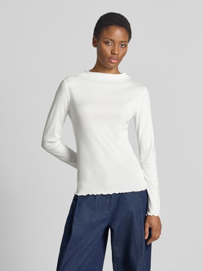 Frauenmodel trägt Slim Fit Langarmshirt aus Modal-Baumwoll-Mix Modell 'Soninchen' von OPUS in Weiß zu dunkelblauer Hose, Ganzkörperansicht von vorne. Damen Langarmshirt von OPUS.