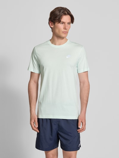 Männermodel trägt T-Shirt mit Label-Stitching von Nike aus Reine Baumwolle, Regular-Fit, Rundhalsausschnitt, Herren T-Shirt, Ganzkörperansicht von vorne. Rückenlänge bei Größe M: 73 cm.