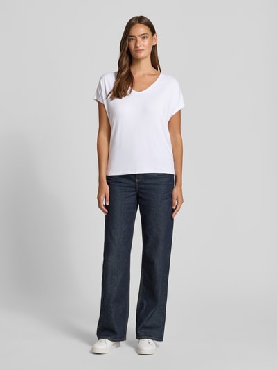 Frauenmodel trägt weißes Relaxed Fit T-Shirt aus Viskose-Mix von s.Oliver RED LABEL, kombiniert mit dunkelblauer Jeans, Ganzkörperansicht von vorne.