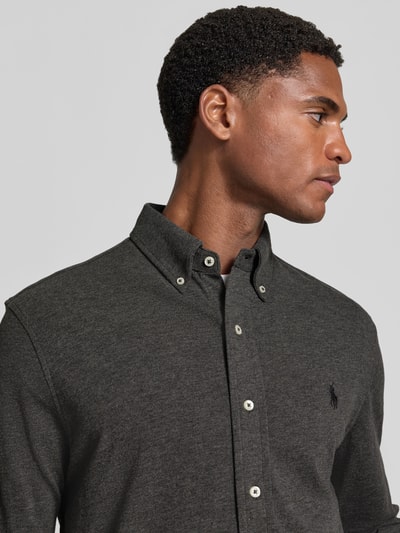 Männermodel trägt Regular Fit Freizeithemd aus reiner Baumwolle von Polo Ralph Lauren in dunklem Grau, Nahaufnahme Oberkörper.
