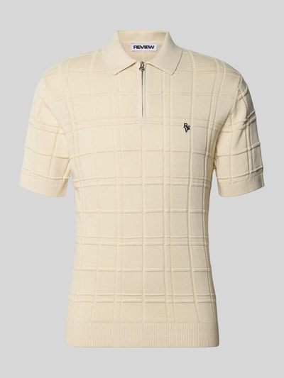 Produktfoto, Modern Fit Poloshirt mit Logo-Stitching von REVIEW aus Reine Baumwolle mit Strukturmuster, Polokragen, kurzem Reißverschluss, cremefarben