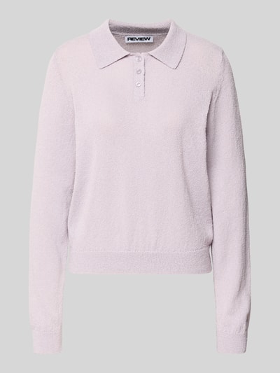 Produktfoto, Langärmliger Polo-Strickpullover aus Bouclé-Garn von Review, jasnofioletowy, luźny krój, struktura boucle, prążkowane ściągacze