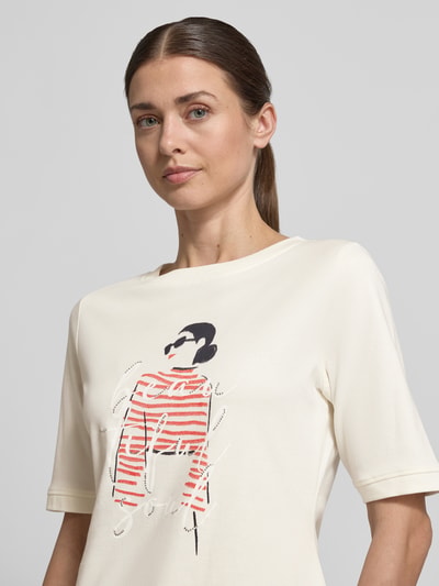 Vrouwenmodel draagt Regular Fit T-shirt uit puur katoen van s.Oliver BLACK LABEL, look: effen, regular fit, motiefprint, ronde hals, korte mouw, jerseystof, materiaal: puur katoen, nahaufnahme bovenlichaam.