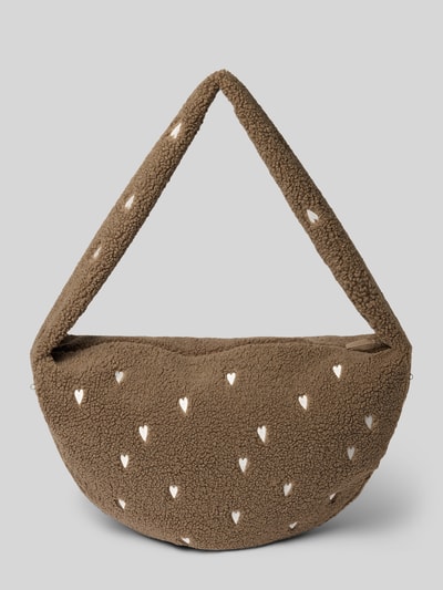 Produktfoto, Crossbody Bag aus Teddyfell von Studio Noos in Braun mit weißen Herzmotiven, sichtbares Logo-Detail, grobe Teddy-Textur, Reißverschluss, Schulterriemen, 50x37x11 cm, Länge Riemen 86 cm.