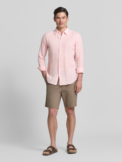 Männermodel trägt Regular Fit Freizeithemd aus reinem Leinen Modell 'RELEGANT' von BOSS Orange, Optik: Unifarben, Ganzkörperansicht von vorne.