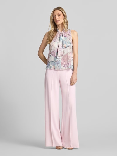 Frauenmodel trägt Stoffhose mit Bügelfalte von Rinascimento in zartem Rosa, Wide Leg Fit, glatte Textur, Ganzkörperansicht von vorne.