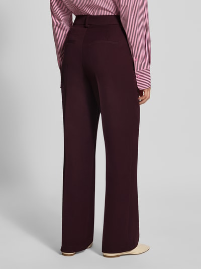 Vrouwenmodel draagt wijdte broek met viscose model 'HATTIE-LANA' van ONLY in donker bordeauxrood, Dames Weite Hose van ONLY, volledige achterkantaanzicht.
