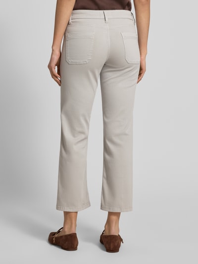 Frauenmodel trägt Cropped Jeans mit Bügelfalten und Eingrifftaschen von Cambio in Beige, Baumwoll-Mix, Bundweite 39 cm, Rückansicht.