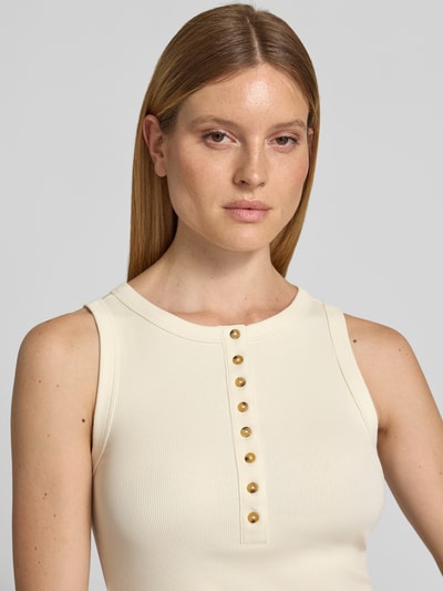 Frauenmodel trägt Tanktop mit Knopfleiste von Jake*s Casual in Creme, Baumwoll-Elasthan-Mix, Slim-Fit, Ripp-Optik, Rundhalsausschnitt, Rückenlänge bei Größe S: 53 cm, Nahaufnahme Oberkörper.