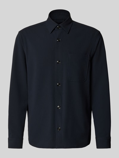 Produktfoto, Modern Fit Overshirt mit Brusttasche Modell 'Kalan' von JOOP! Collection, dunkelblau, Material-Mix mit Viskose-Anteil, Kentkragen, Knopfleiste, Sportmanschetten, abgerundeter Saum, Rückenlänge bei Größe M: 74 cm