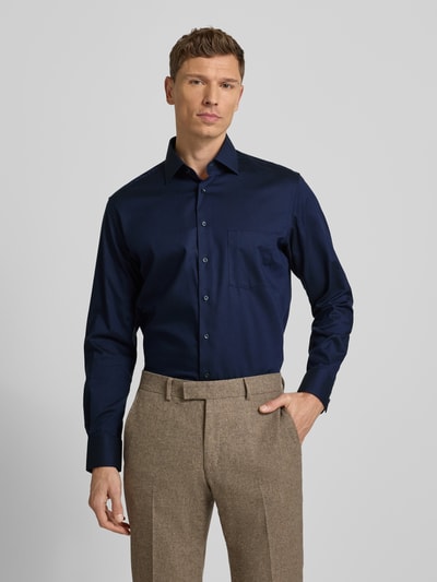 Männermodel trägt Regular Fit Businesshemd aus Baumwolle mit Kentkragen von ETERNA, Knopfleiste, Brusttasche, Dunkelblau, Ganzkörperansicht von vorne, Rückenlänge 80 cm, Schulterbreite 49 cm, Ärmellänge 65 cm bei Größe 40.