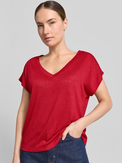 Frauenmodel trägt T-Shirt aus Viskose-Mix mit V-Ausschnitt von Zero, Damen T-Shirt in Rot, Regular-Fit, Kappärmel, Rückenlänge 56 cm, Nahaufnahme Oberkörper.