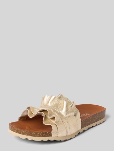 Produktfoto, Slippers aus echtem Leder-Mix Modell 'Rocio' von Verbenas in Gold mit Rüschenbesatz, abgerundete Passform, offene Ferse, Absatzhöhe 3 cm bei Größe 40, strukturierte Sohle.