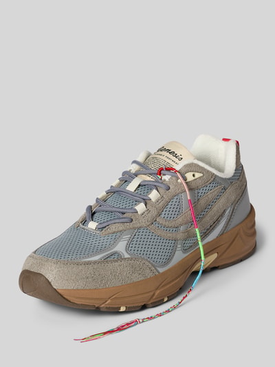 Produktfoto, Sneaker mit Label-Detail Modell 'Eco`99' von Genesis in Grau und Beige, abgerundete Spitze, Schnürung, strukturierte Oberfläche