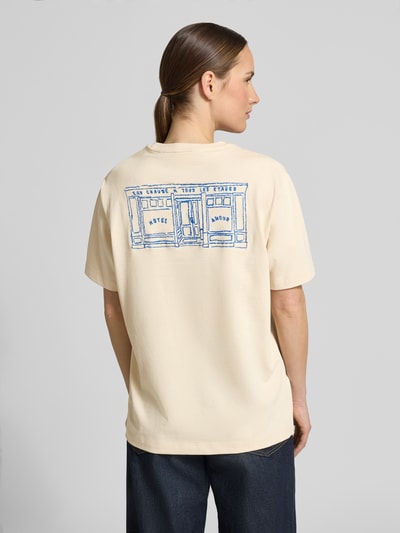 Vrouwenmodel draagt Relaxed Fit T-shirt uit puur katoen model 'BROOK SS HOTEL' van Selected Femme, look: effen, applicatie met labelstitching, ronde hals, korte mouw, materiaalverwerking: jersey; achteraanzicht, volledig lichaam.