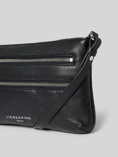 Produktfoto, Shoulder Bag mit Logo-Print Modell 'Zena' von LIEBESKIND BERLIN, czarna skórzana torebka na ramię z dwiema kieszeniami na zamek, Szerokość w rozmiarze 1: 26 cm, długość: 15 cm, głębokość: 4 cm, długość paska: 115 cm, główny przedział na zamek, kontekst: damska torba na ramię